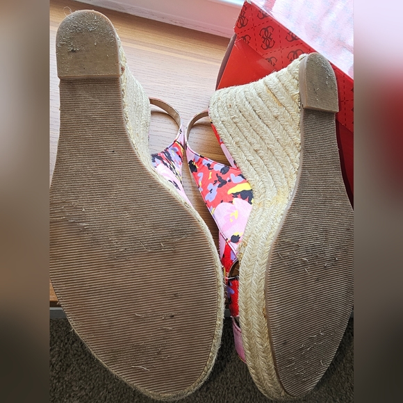 Guess floral wedge heels, pink/red/yellow/black fabric. Size 8.5M - Picture 3 of 7
